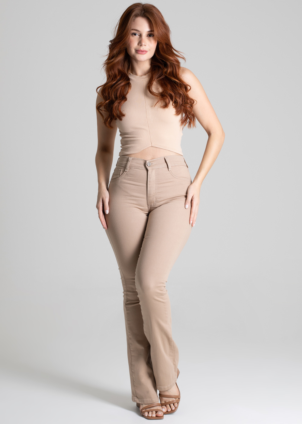 Modelo usando calça flare bege em foto principal